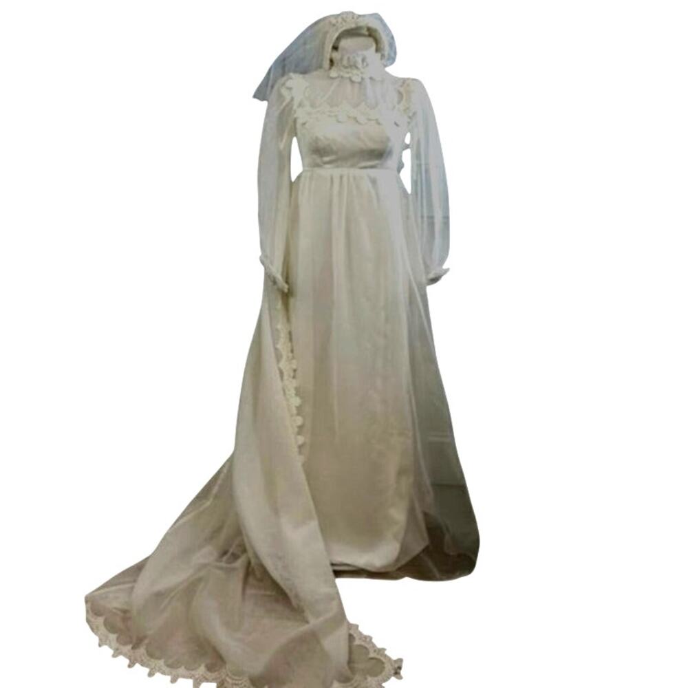Vintage 1970s white wedding dress, train, and veil size XS
